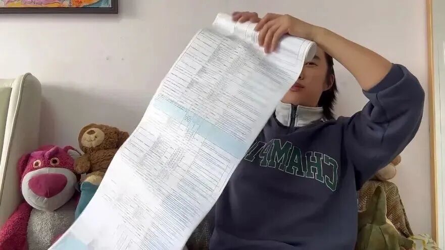 博主“首席读书官”晒出他调查的一个头部读书博主账号,一年推荐过的书目打印出来有几米长 视频截图