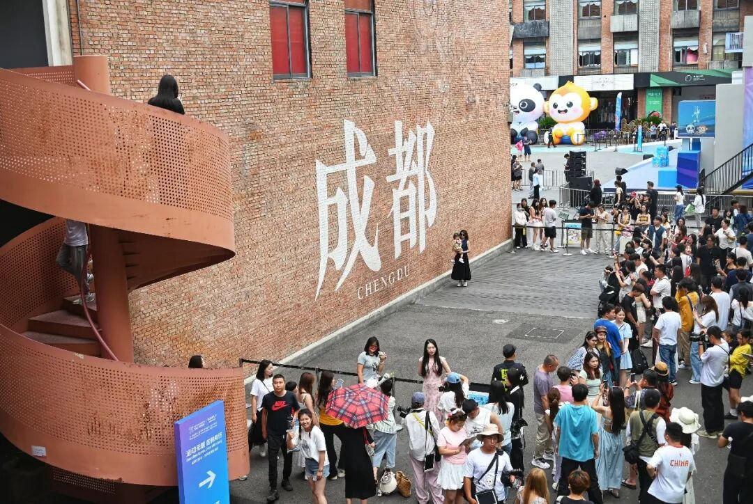 游人如织的东郊印象