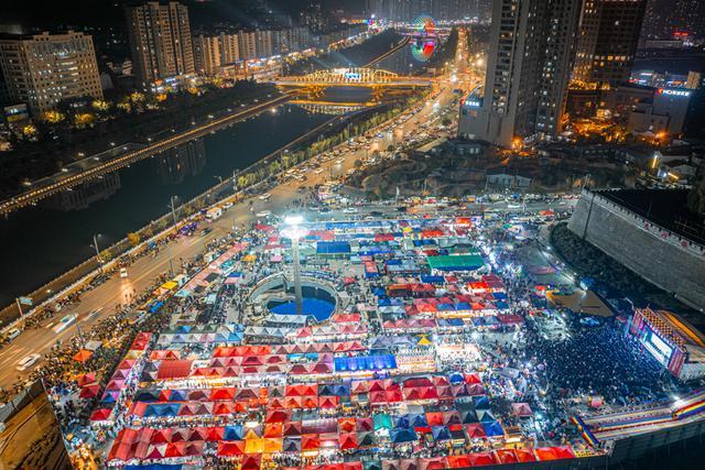 图为田哲瑀纪录类作品《星光集市》