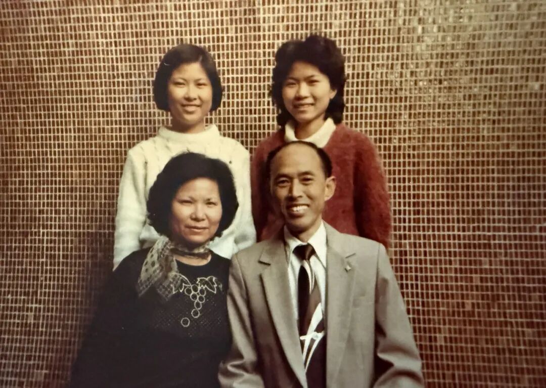 Olga姐姐高中与家人的合影