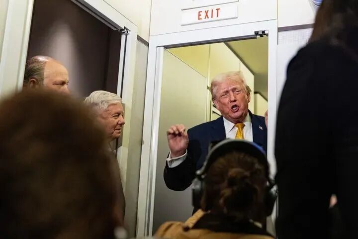 当地时间1月4日,特朗普在总统专机“空军一号”上对媒体表示,美国正与委内瑞拉政府打交道 图:新华国际头条微信号