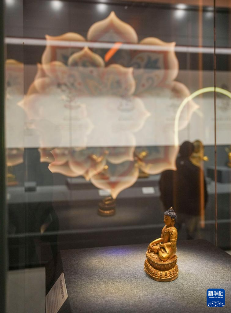 5月18日拍摄的文物精品展上的“大明永乐年施”释迦牟尼像。