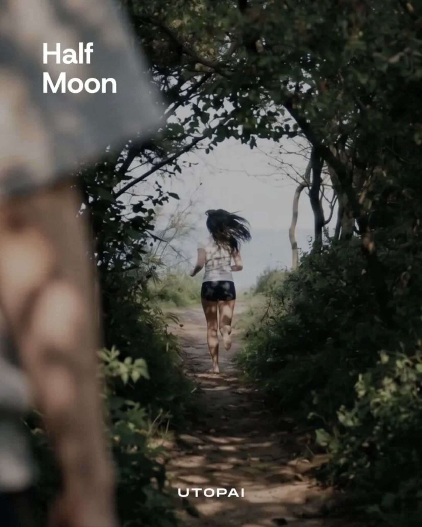 ▲ 《Half Moon》