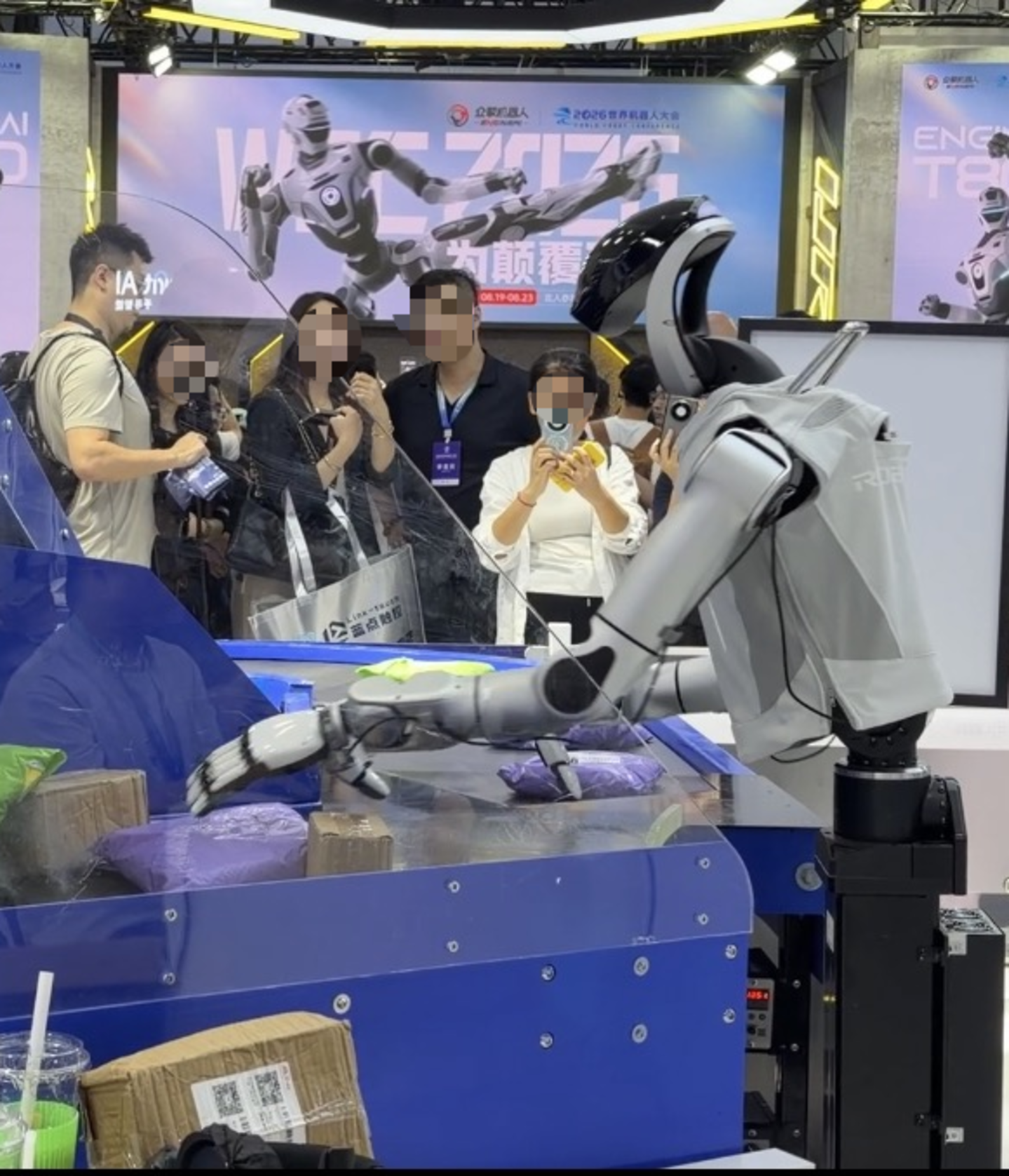 ▲展会上有厂家展示机器人现场分拣作业