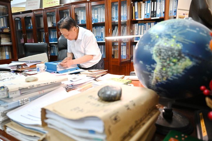 林占熺教授在福建农林大学国家菌草工程技术研究中心办公室查找资料(2024年8月28日摄)。新华社记者 林善传 摄