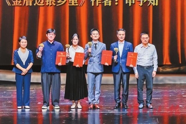 福州评话伬艺传习所申予知获评牡丹奖文学奖（左二）。