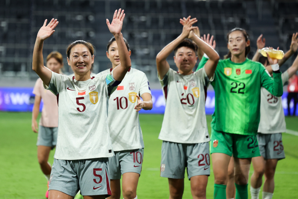 中国女足赛后谢场。