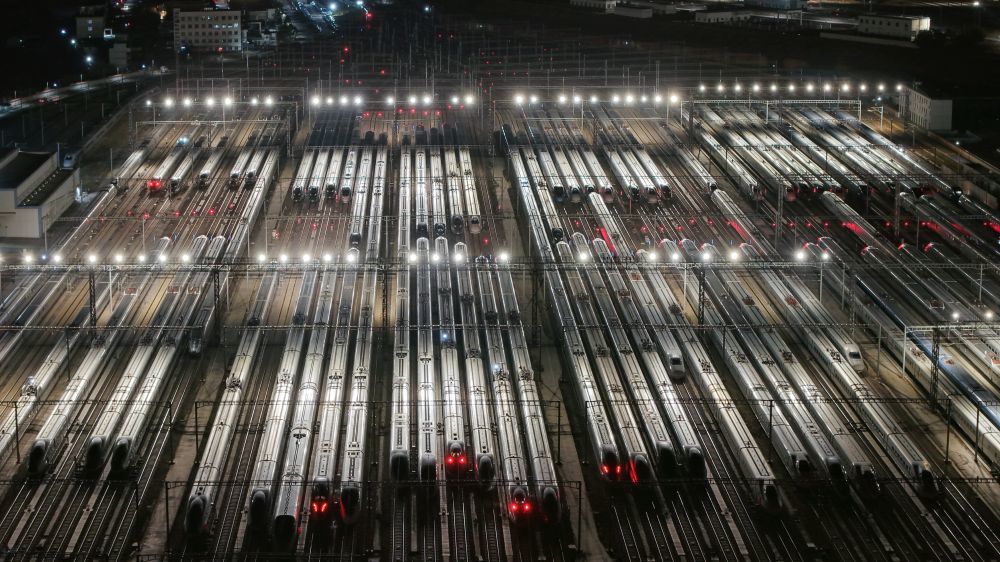 ↑ 这是1月25日凌晨在昆明车辆段昆明南动车运用所拍摄的动车组列车(无人机照片)。新华社发(杨紫轩摄)