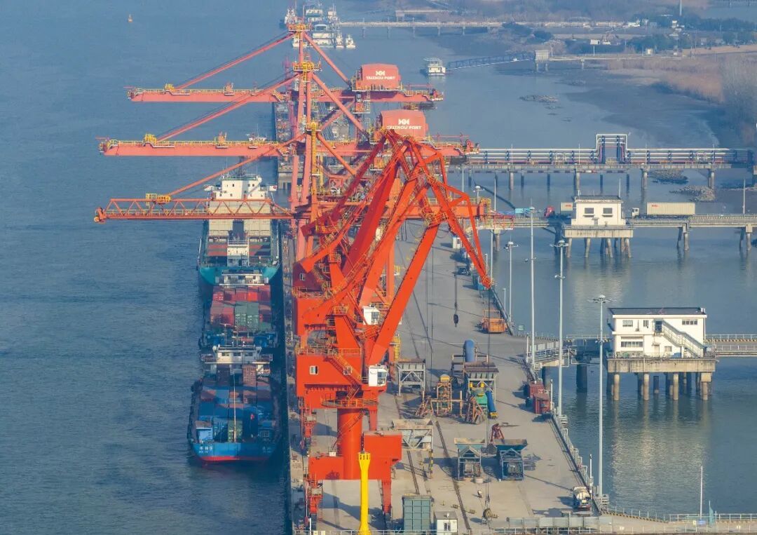 工人在江苏泰州港国际集装箱码头作业。汤德宏/人民图片