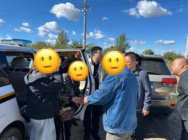 民警将老人平安交给家属