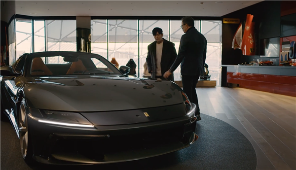 周杰伦现身意大利摩德纳 定制专属法拉利V12超等跑车