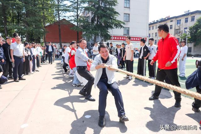 河南省体育彩票管理中心主任韩宇等嘉宾与乡村学生拔河互动