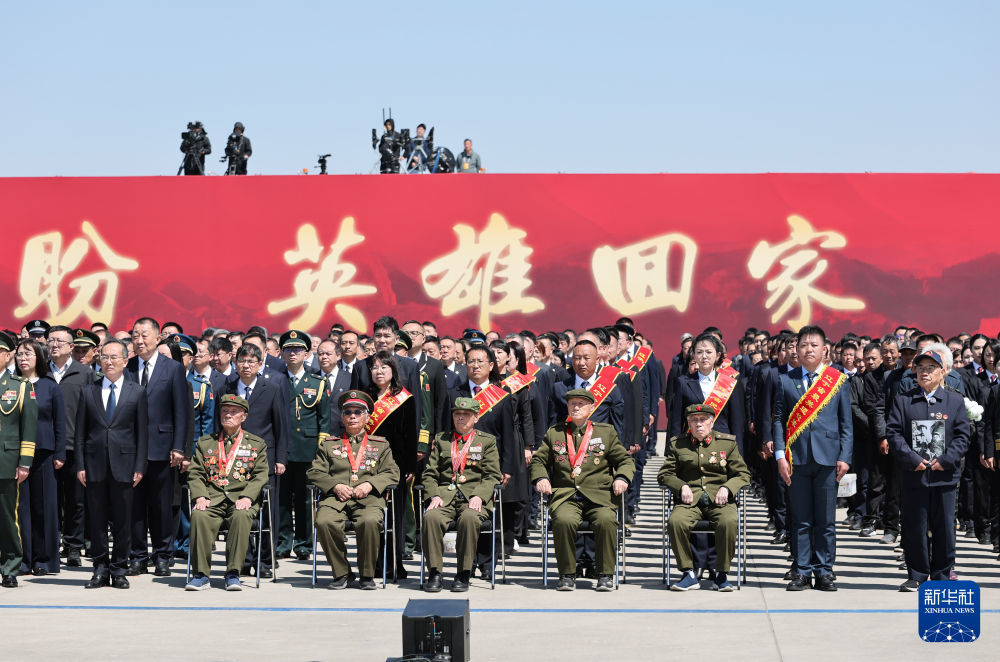 2026年4月22日，第十三批在韩中国人民志愿军烈士遗骸归国，抗美援朝老战士等各界人士在沈阳桃仙国际机场迎接英雄回家。新华社记者 李钢 摄