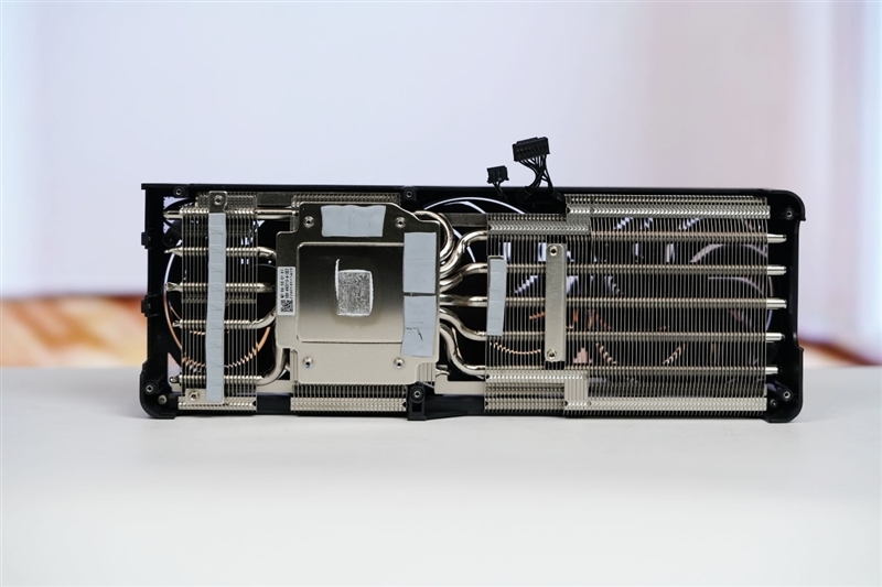 显卡界的嘻哈涂鸦!七彩虹iGame RTX 5070 Ultra OC评测:同价位颜值与散热双天花板