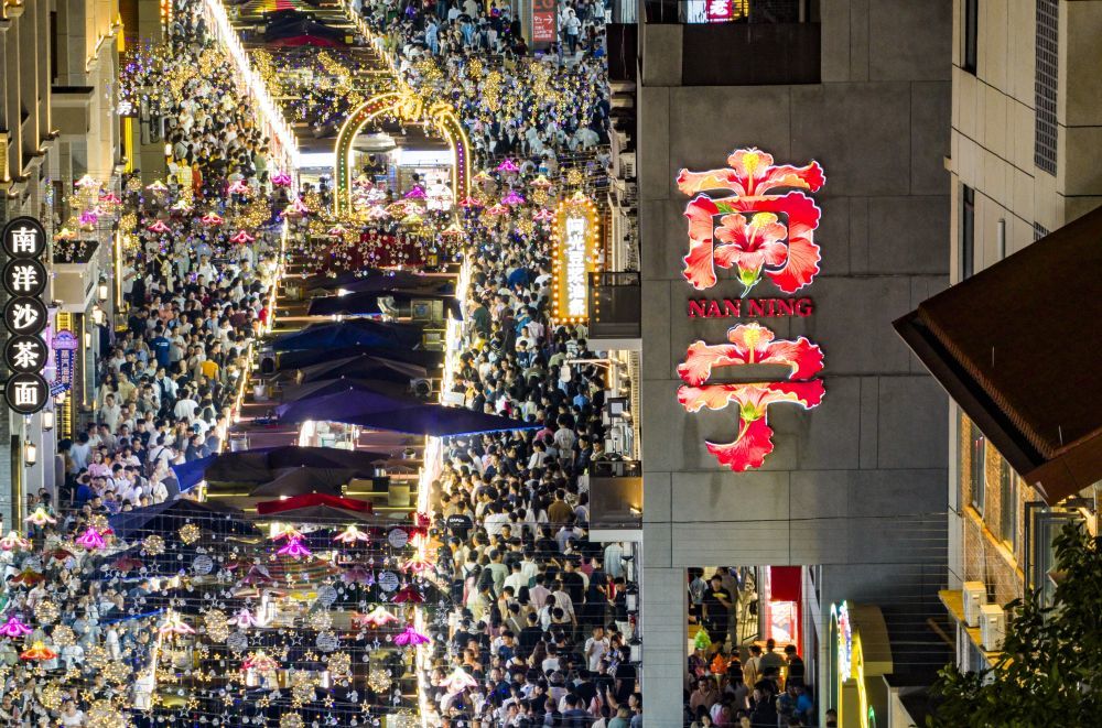 5月3日晚，游客在南宁市中山路历史文化街区游览（无人机照片）。新华社发（刘峥摄）