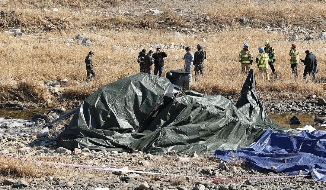 9日,韩国一架军用直升机坠落,军方正在对事故现场展开调查。图源:韩媒