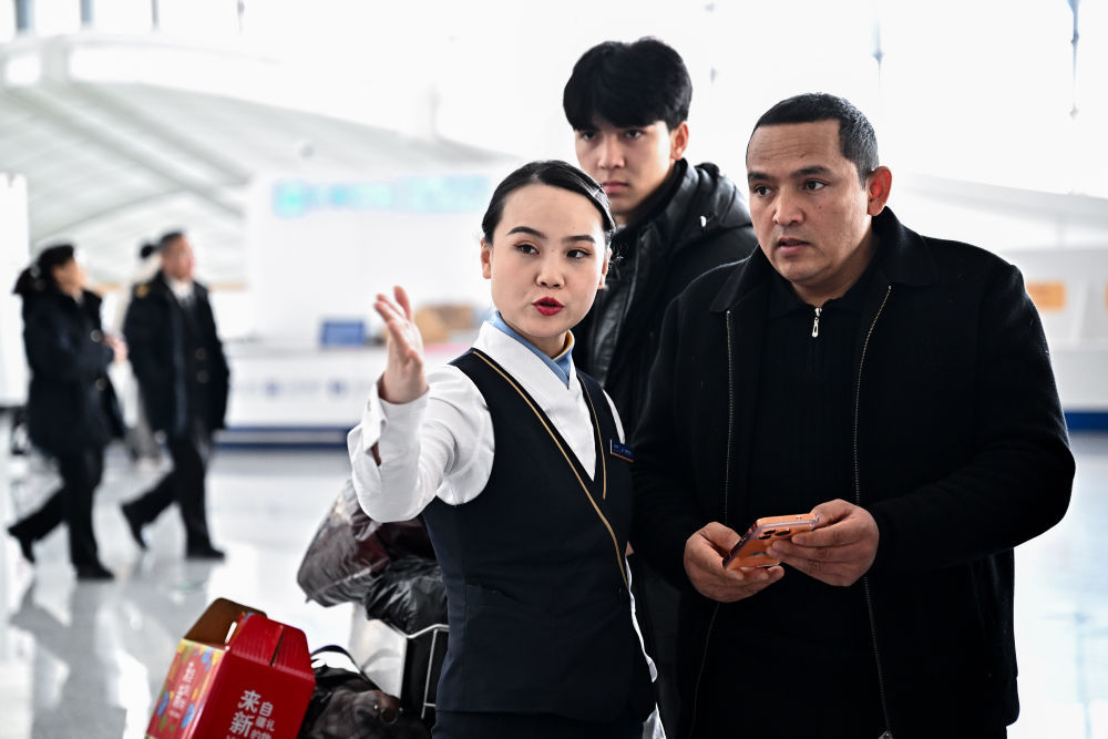 乌鲁木齐天山国际机场，导乘人员为旅客引导方向。新华社记者 辛悦卫 摄