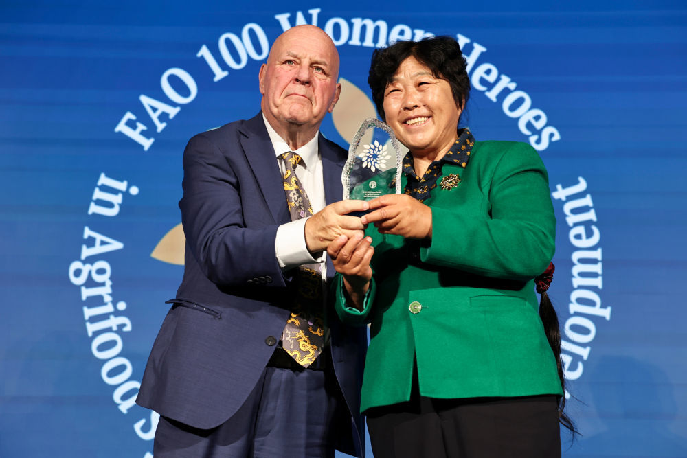 10月15日,在位于意大利罗马的联合国粮农组织总部,殷玉珍(右)和赛考斯出席颁奖仪式。新华社记者 李京 摄
