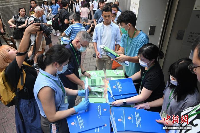 9月16日,香港市民在湾仔民政咨询中心门外领取《香港特别行政区经济和社会发展第一个五年规划(2026—2030年)》(香港第一个五年规划)及《行政长官2026年施政报告》(施政报告)纸质文本。 中新社记者 李志华 摄