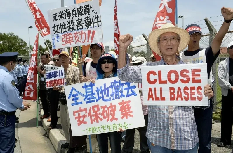 2016年,冲绳民众在嘉手纳基地外抗议,要求美军基地撤出。(图源:美联社)