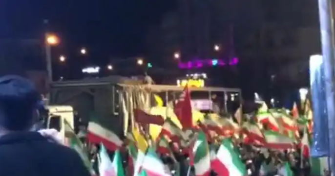 “霍拉姆沙赫尔-4”弹道导弹也出现在了伊朗德黑兰革命广场。