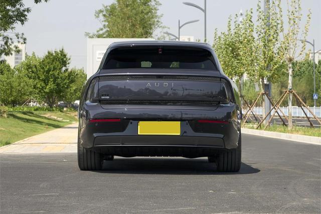 奥迪E7X,CLTC纯电续航751km,900V快充,3.9秒破百,3060mm轴距-有驾