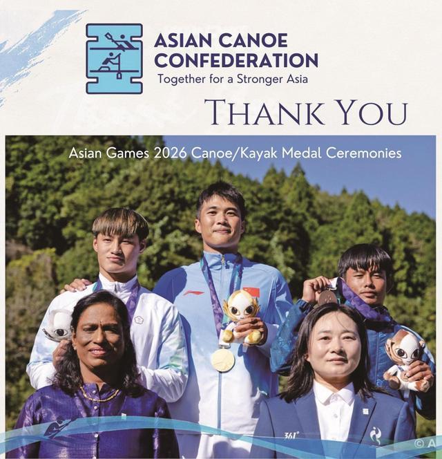 张志成(后排左二)在领奖台上合影留念