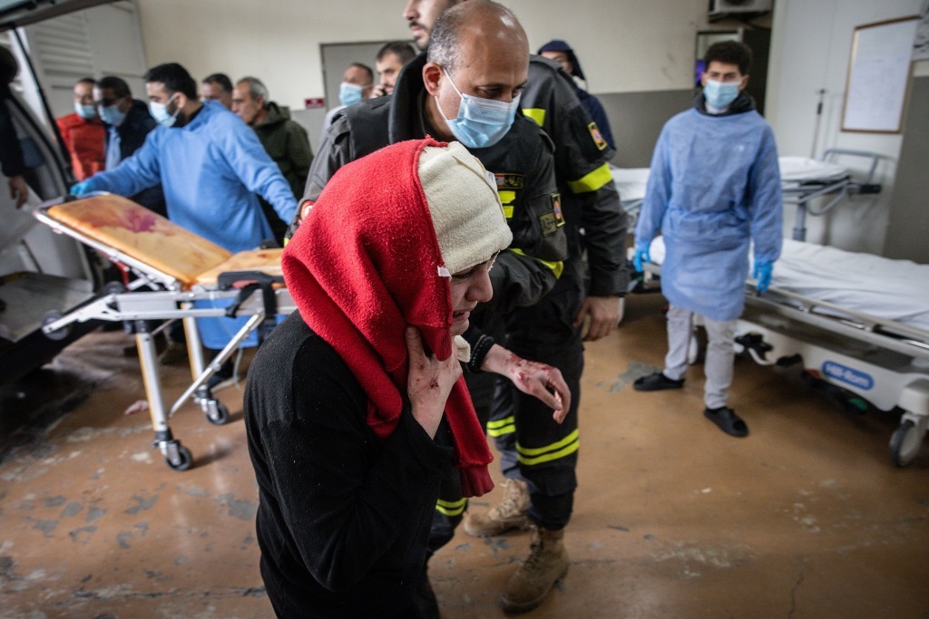 4月8日,黎巴嫩纳巴蒂耶,一名在以色列空袭中受伤的女性抵达医院。视觉中国 图