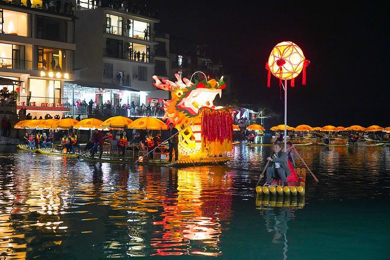 △广西桂林遇龙河金龙巡游