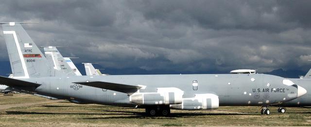 【美国空军准备重启2架封存的KC135空中加油机】