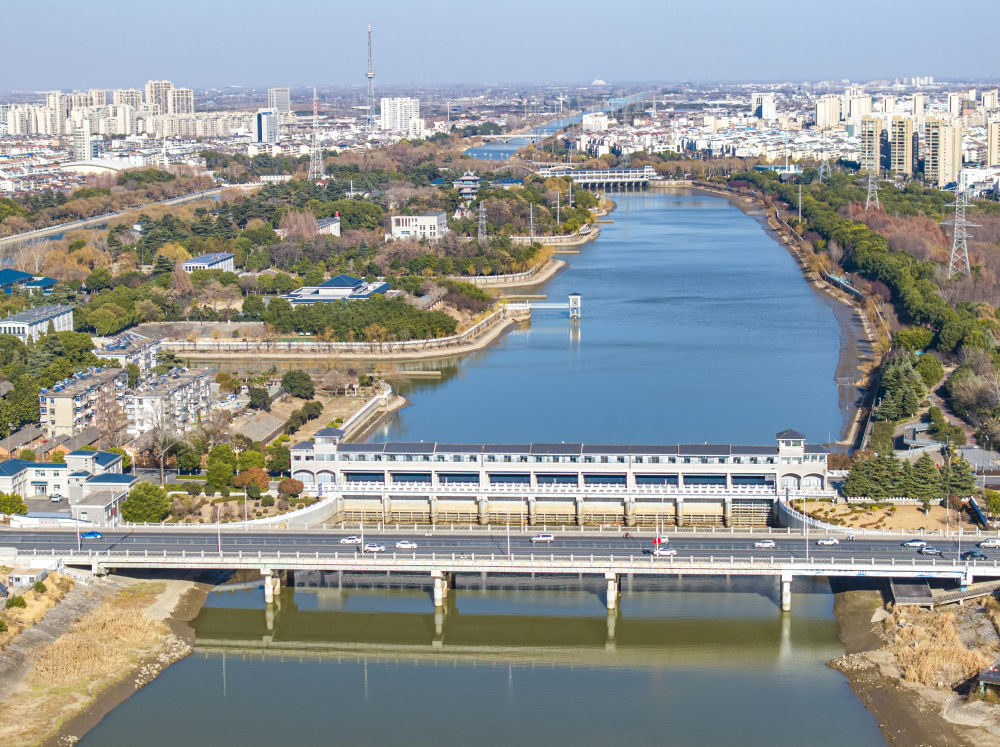 位于江苏省扬州市江都区的南水北调东线源头江都水利枢纽西闸(2026年1月11日摄,无人机照片)。新华社发(任飞 摄)
