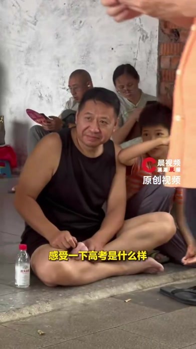 70后货运司机带娃感受高考氛围：当年家里穷没考成，就想来看看