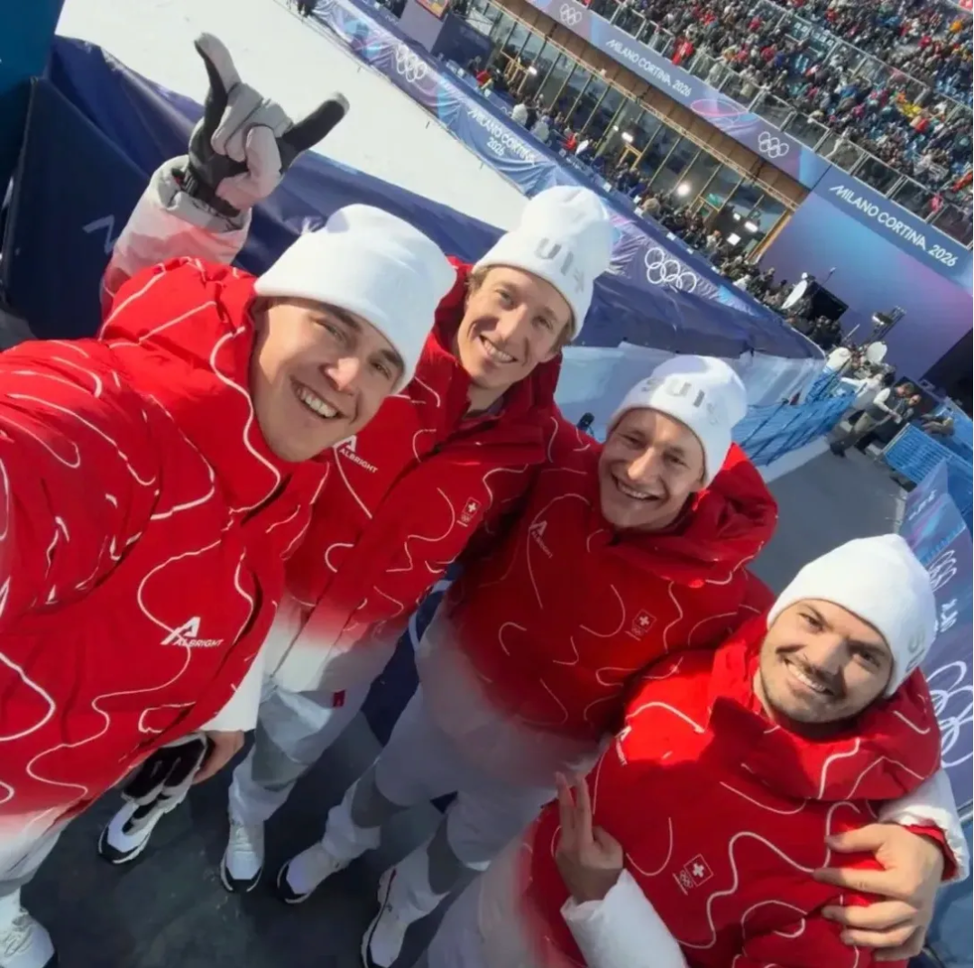 ·瑞士滑雪队赛后自拍,左一为冯·阿尔门。(瑞士滑雪队官方账号)