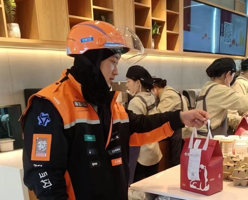 外卖骑手刘梦姣正在取餐。新华社发