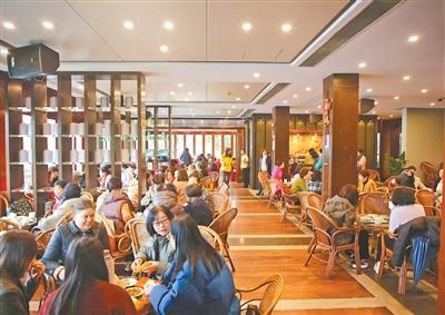 浙江杭州市湖畔居茶楼内,顾客们喝茶用餐。资料图片