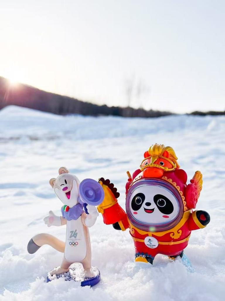 “马墩墩”与米兰冬奥会吉祥物蒂娜“同框”。新华社记者 那宇奇 摄