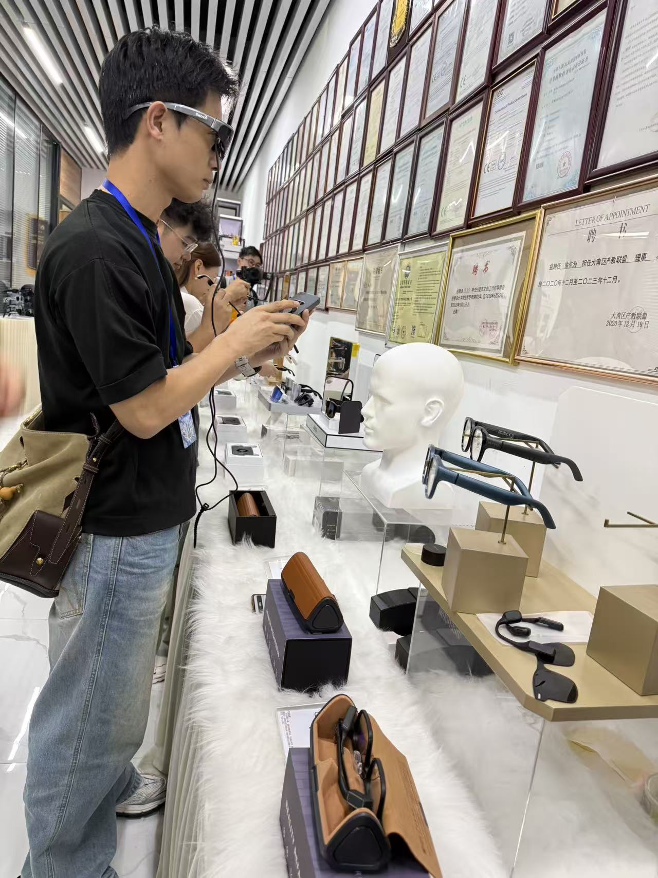 图为图为采风团在探访中。张淑玲 摄