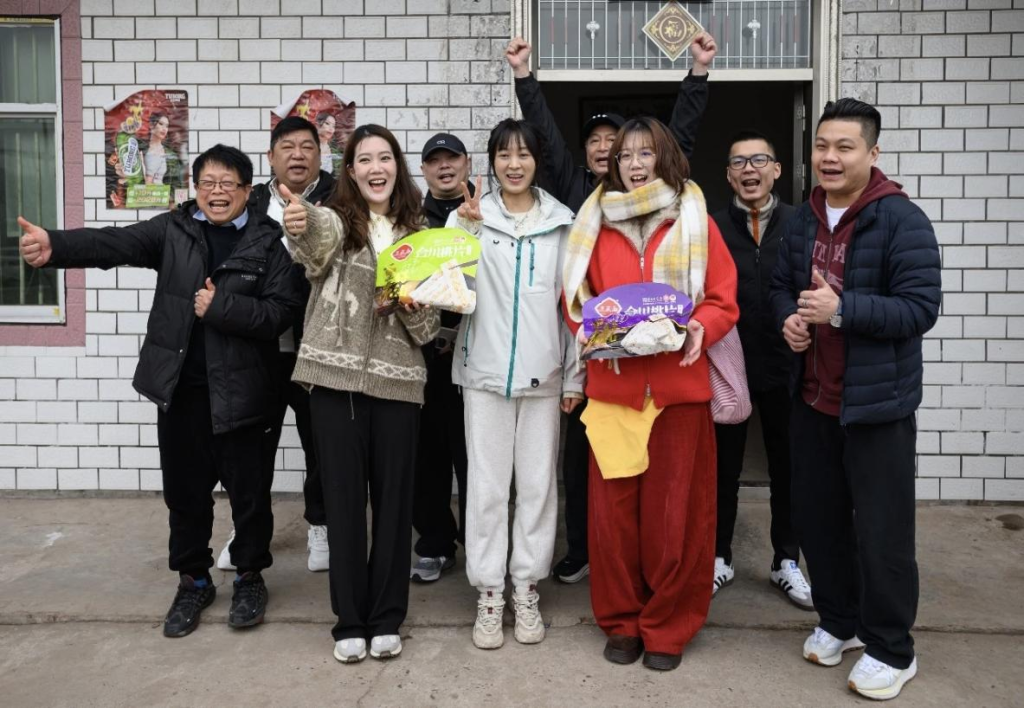 1月16日,多位台湾同胞到呆呆家做客 中新社 图