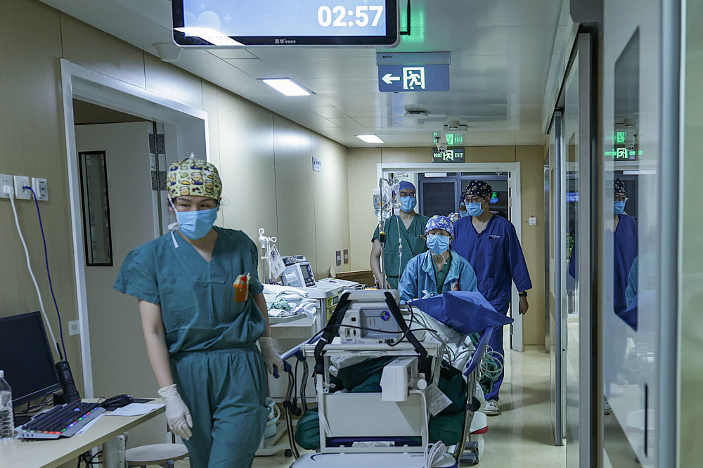 2月4日2时许，医护人员将一名刚做完手术的病人转移到重症监护病房。