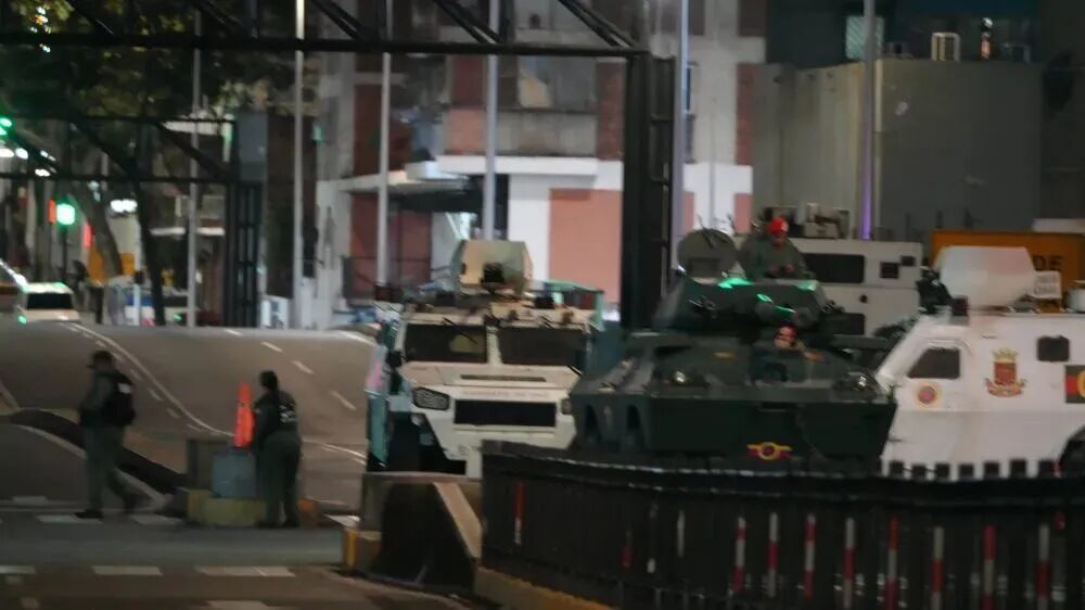 首图为当地时间1月3日凌晨,在委内瑞拉首都加拉加斯的总统府附近拍摄的军用车辆,新华社发