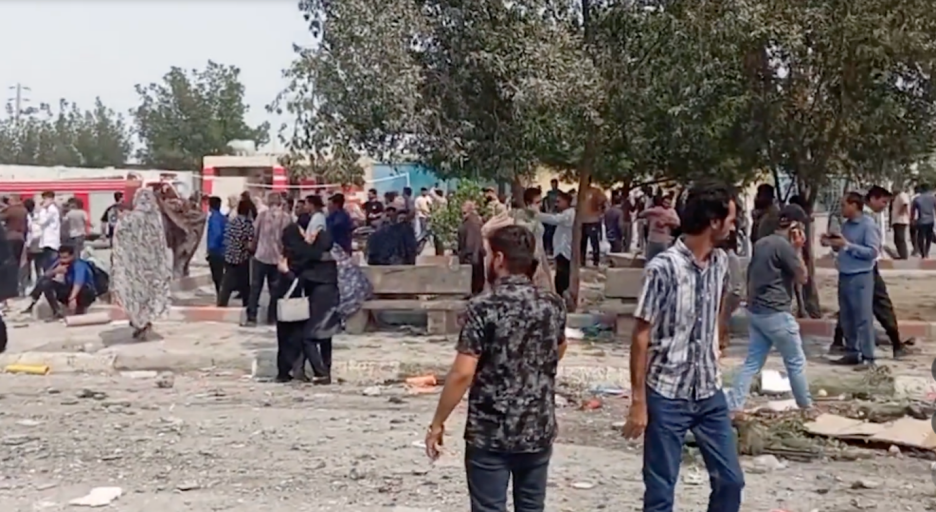 ◆2月28日,伊朗霍尔木兹甘省米纳卜市一所女子学校遭到空袭,造成165人死亡。图为救援人员正在废墟中搜寻幸存者。(图源:《纽约时报》)