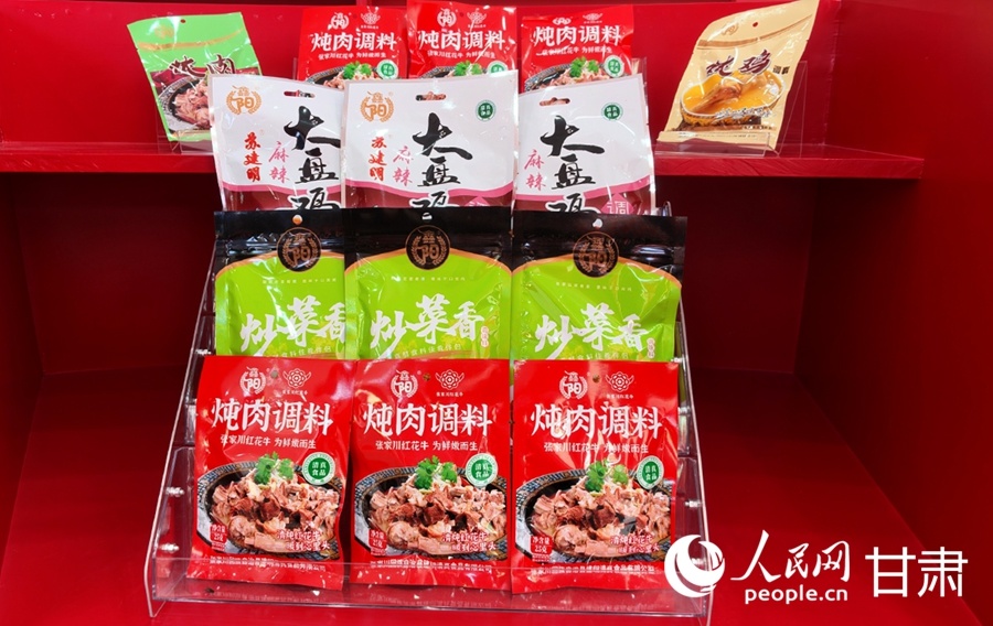 张家川红花牛营销中心展示的当地餐饮企业自制炖肉料。人民网记者 米媛摄