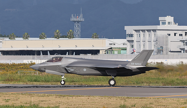 日本航空自卫队F-35B隐形战机。尖端武器的生产离不开稀土材料。 视觉中国