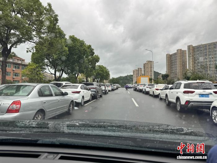 私家车有序停在桥面上躲避积水。 周健 摄