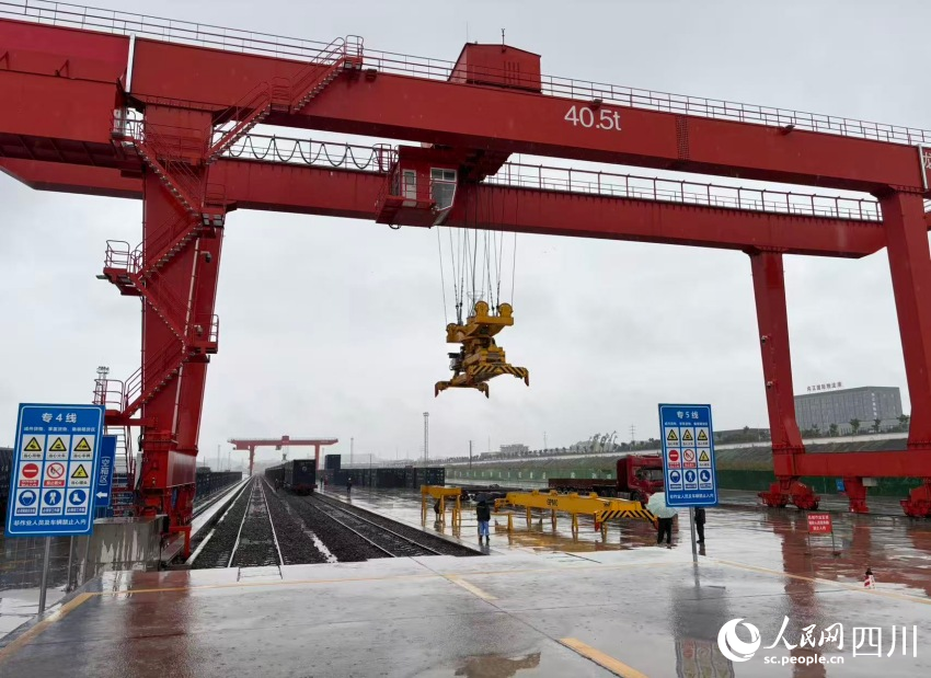 内江国际铁路港。实习生 范宸纤摄