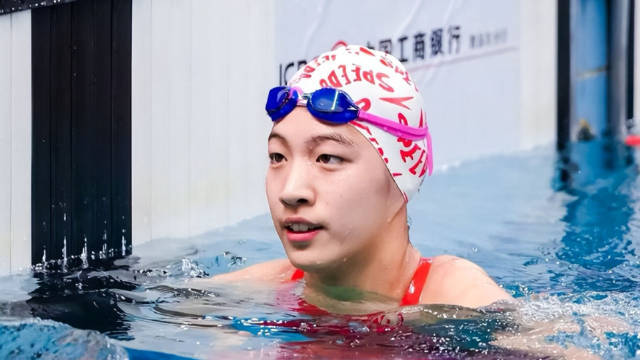 真牛！中国天才少女200米自由泳击败张雨霏夺冠，这反超也太猛了