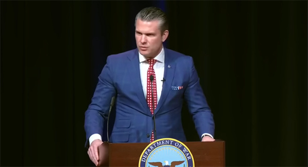 当地时间4月15日,美国国防部长赫格塞思出席五角大楼的礼拜仪式 视频截图