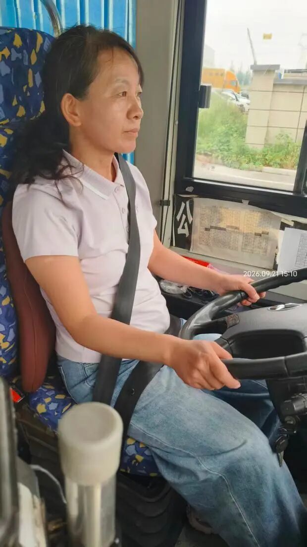 突遇火情女公交司机抄起灭火器就冲了上去(图3)