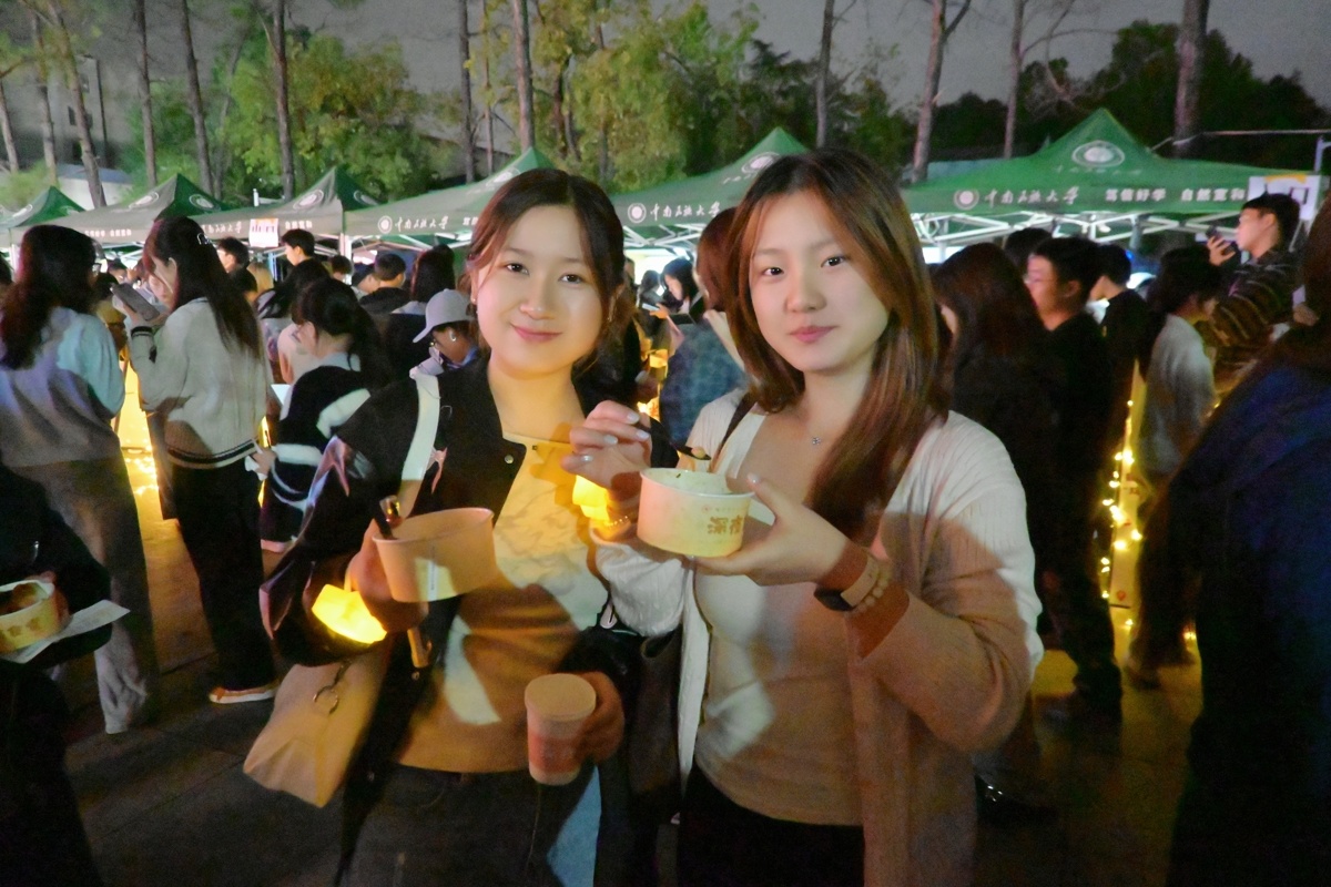 学生品尝美食。李晨曦（1）.jpg