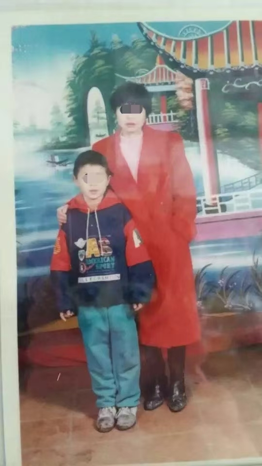 黄平儿时和母亲的合影。